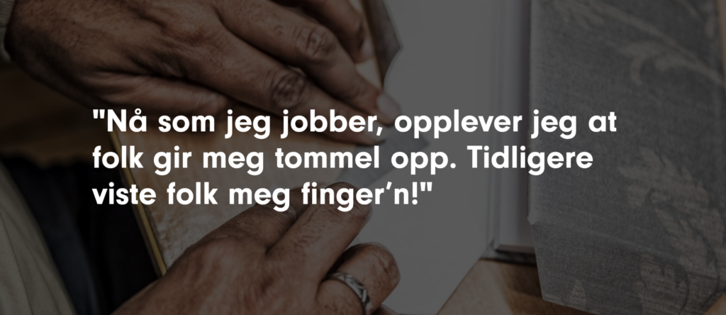 Bildeuutsnitt fra Kirkens bymisjon sin nettside. En hånd arbeider med håndtverk. Skrift ligger over bildet "Nå som jeg jobber, opplever jeg at folk gir meg tommel opp. Tidligere viste folk med fingern!" 