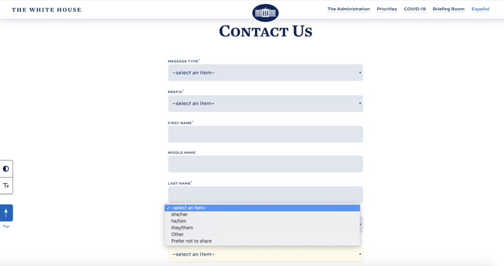 Skjermbilde av kontakt-skjemaet til det hvite hus. Hvit bakgrunn med blått skjema, der valgene til ord man kan omtales med er åpnet. Man kan velge She/her, he/him, they/them, other eller Prefer not to share.