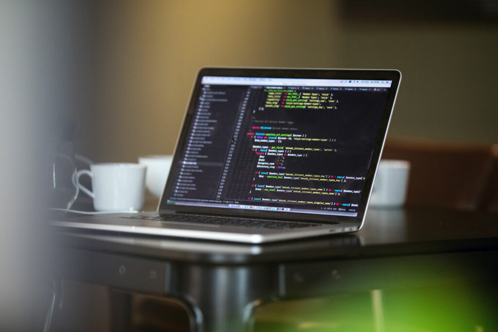 Foto av en mac med kode på skjermen