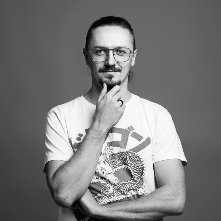 Portrett i sort-hvitt av Lukasz Biedron